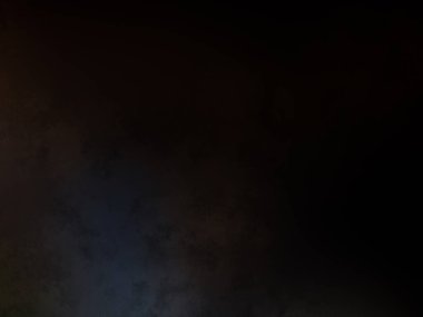 Takım elbiseli ve kravatlı bir adam ateşin önünde duruyor.