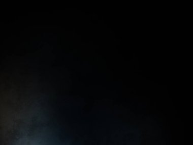 Siyah gömlekli ve beyaz gömlekli bir adam.