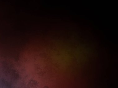 Bir adam elinde tenis raketi tutuyor.