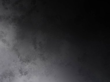 Kar yüzeyinde snowboard süren bir adam.