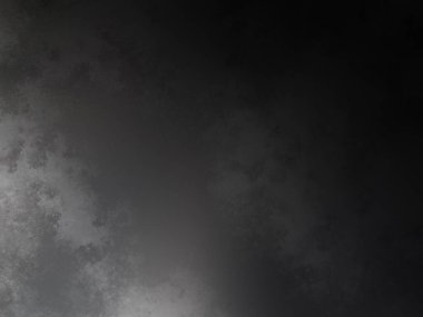 Bulutlu bir gökyüzünde jetle uçan bir uçak.