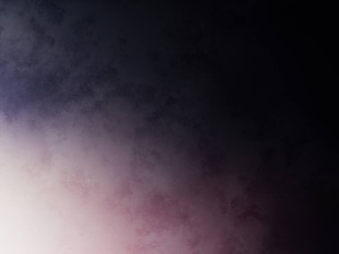 Bir adam kortta tenis raketi tutuyor.