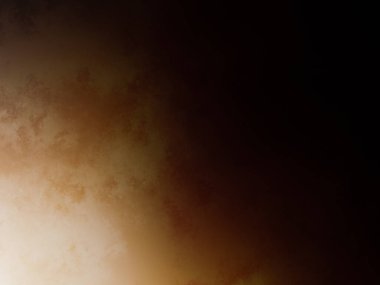 Elinde tenis raketi tutan bir adam.