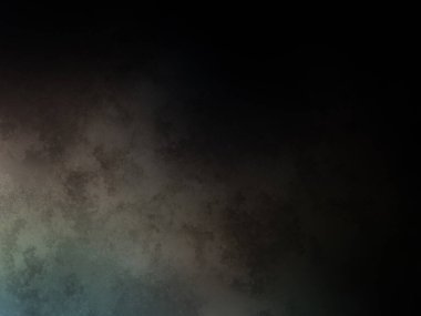 Bir adam kortta tenis raketi tutuyor.