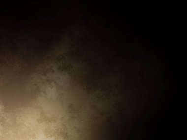 Karanlık bir yüzeyde kaykay süren bir adam.