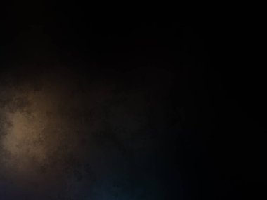 Takım elbiseli ve kravatlı bir adam karanlık bir arka planın önünde duruyor.