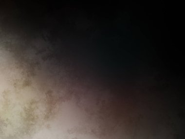 Bir adam kortta tenis raketi tutuyor.