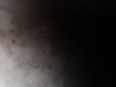 Takım elbiseli ve kravatlı bir adam duvarın önünde duruyor.