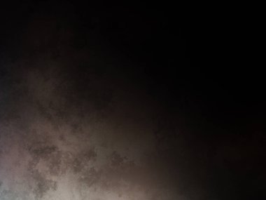 Karlı bir yüzeyde snowboard süren bir insan.