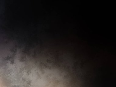 Takım elbiseli ve kravatlı bir adam duvarın önünde duruyor.