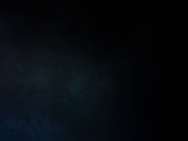 Elinde mikrofon tutan takım elbiseli ve kravatlı bir adam.