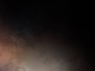 Karlı bir yamaçta snowboard süren bir adam.