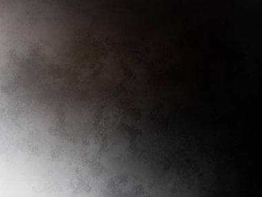 Takım elbiseli ve kravatlı bir adam duvarın önünde duruyor.