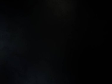 Elinde mikrofon tutan takım elbiseli ve kravatlı bir adam.