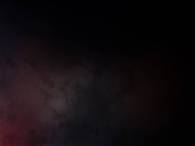 Takım elbiseli ve kravatlı bir adam karanlık bir arka planın önünde duruyor.