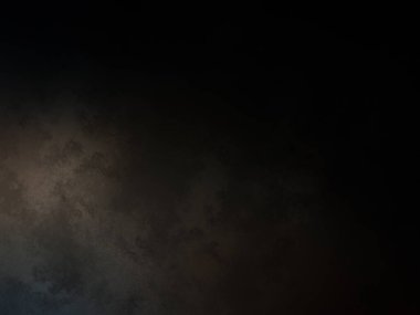 Takım elbiseli ve kravatlı bir adam karanlık bir arka planın önünde duruyor.