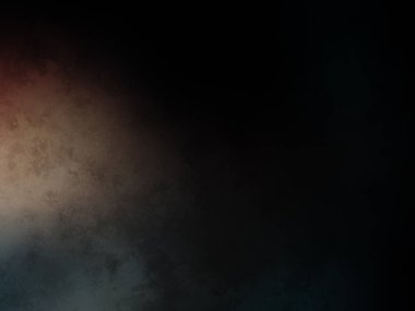 Bir adam kortta tenis raketi tutuyor.