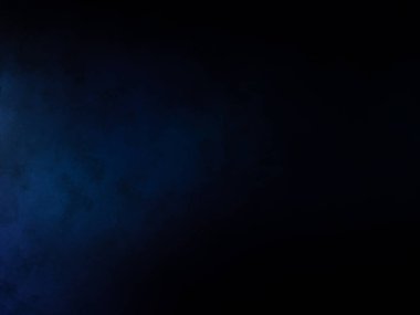 Takım elbiseli ve kravatlı bir adam tenis raketi tutuyor.