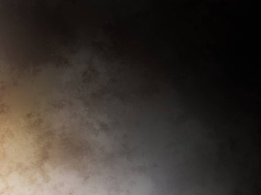 Takım elbiseli ve kravatlı bir adam tenis raketi tutuyor.