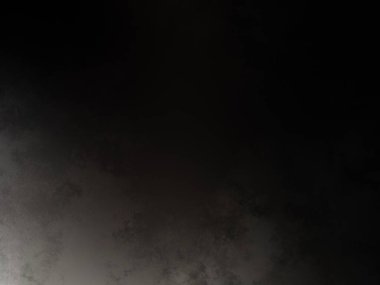 Karanlıkta snowboard yapan biri.