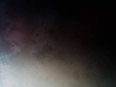 Karanlıkta kaykaylı bir adam.