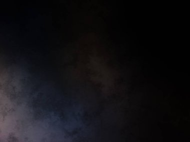 Takım elbiseli ve kravatlı bir adam tenis raketi tutuyor.