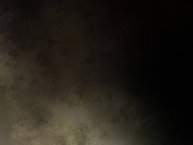 Takım elbiseli ve kravatlı bir adam duvarın önünde duruyor.