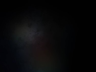 Cep telefonu tutan bir kişinin bulanık görüntüsü