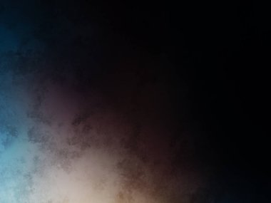 Takım elbiseli ve kravatlı bir adam duvarın önünde duruyor.