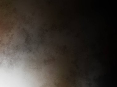 Takım elbiseli ve kravatlı bir adam tenis raketi tutuyor.