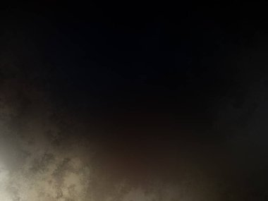 Sörf tahtasında sörf yapan bir insan.