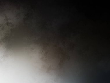 Rampada kaykay süren biri.