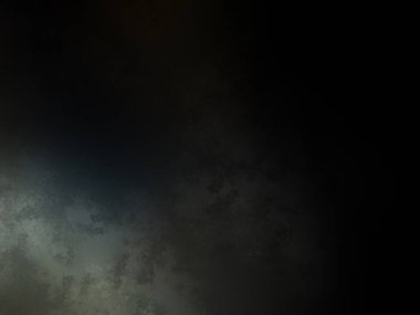 Sörf tahtası tutan dalgıç kıyafetli bir adam.