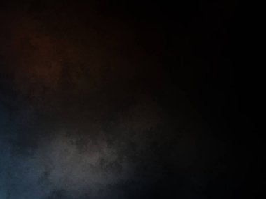 Takım elbiseli ve kravatlı bir adam tenis raketi tutuyor.