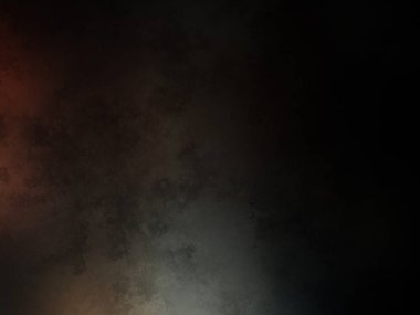 Takım elbiseli ve kravatlı bir adam ateşin önünde duruyor.