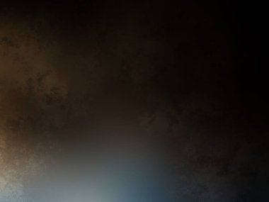 Rampada kaykay süren biri.