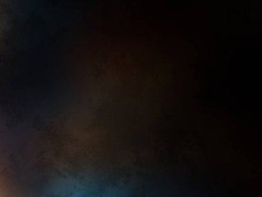 Takım elbiseli ve kravatlı bir adam duvarın önünde duruyor.