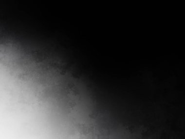 Siyah gömlekli bir adam tenis raketi tutuyor.