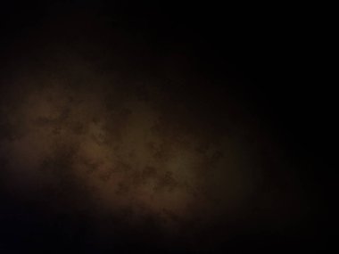 Karanlık bir gökyüzü, birkaç bulut ve bir uçak.