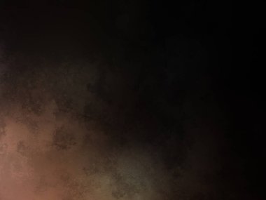 Takım elbiseli ve kravatlı bir adam duvarın önünde duruyor.