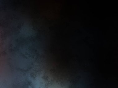 Elinde tenis raketi olan bir adam.