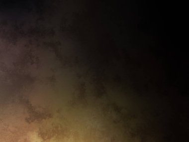 Takım elbiseli ve kravatlı bir adam duvarın önünde duruyor.