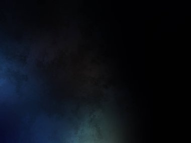 Takım elbiseli ve kravatlı bir adam tenis raketi tutuyor.