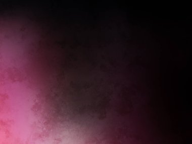 Bir adam kortta tenis raketi tutuyor.