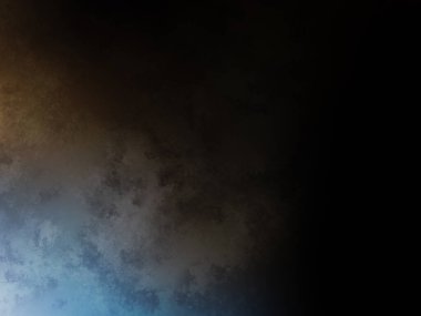 Arka planda güneşle bulutlu gökyüzünde uçan bir uçak.