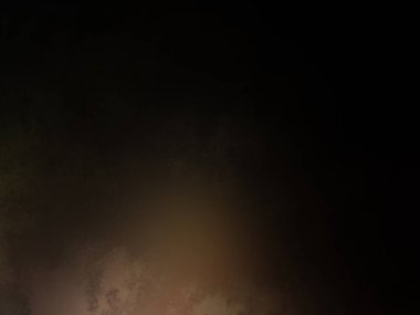 Karanlık bir yüzeyde kaykay süren bir adam.