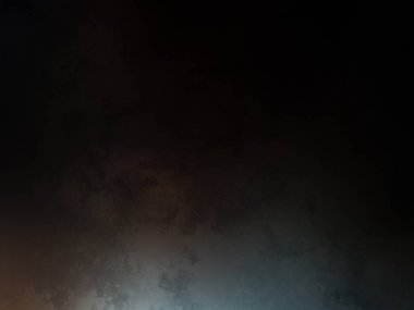 Rampada kaykay süren biri.