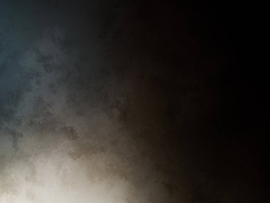 Takım elbiseli ve kravatlı bir adam duvarın önünde duruyor.