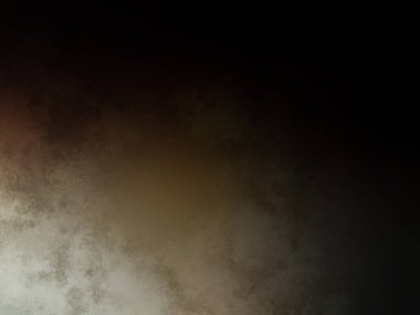 Siyah gömlekli bir adam tenis raketi tutuyor.