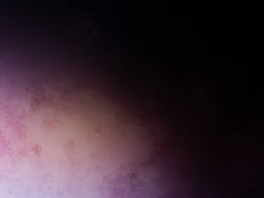 Elinde mikrofon tutan takım elbiseli ve kravatlı bir adam.